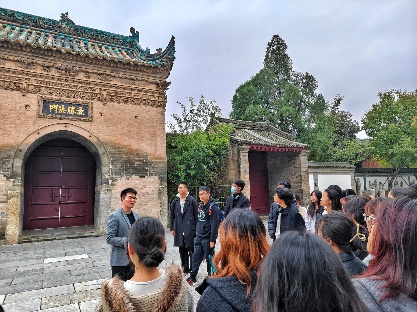 一群人站在建筑前 AI 生成的内容可能不正确。